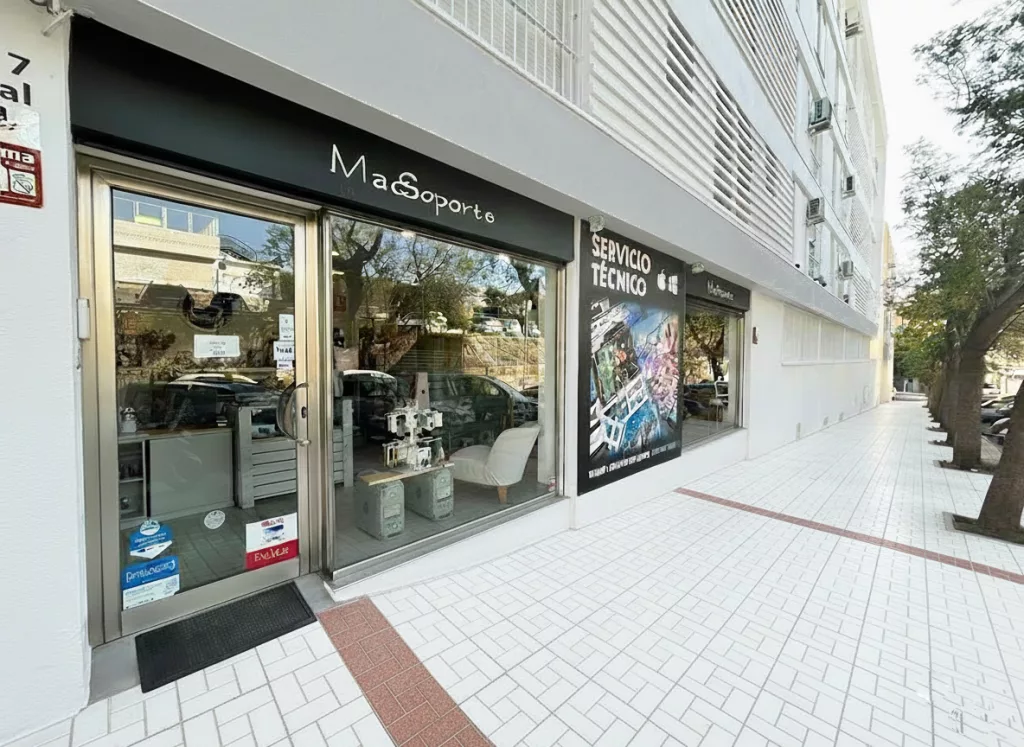 achada de la tienda Mac Soporte en la Calle Julio Mathias 7 de Málaga. El letrero es visible y la entrada a la tienda es clara.